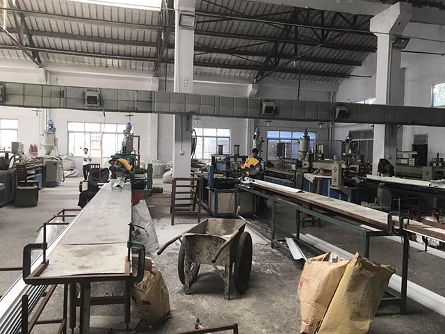 江蘇邦航高分子材料有限公司是生產清糞帶，發泡板材的專業公司.擁有發泡板材以及清糞帶成一條龍生產線.銷售清糞帶熱線:(0)13222869888